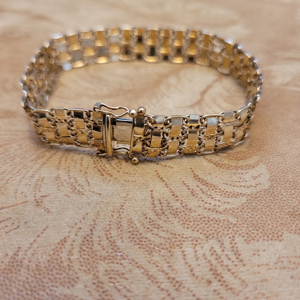 Dimond cut  10k solid gold gold bracelet 7 " long 10 mm wide & 11 grams